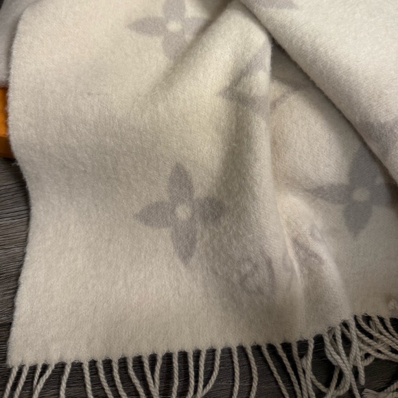 Louis Vuitton Light Gray & Cream LV Logo Reykjavik Cashmere Scarf - Picture 4 of 8